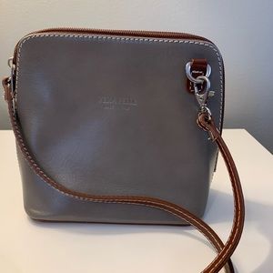 EUC - Vera Pelle bucket style Purse